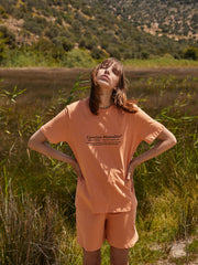 T-shirt με τύπωμα "Conscious Minimalism" | Peach